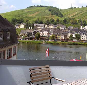 Ferienhaus Riesling Treff Zell Mosel - Dachbalkon mit Moselblick