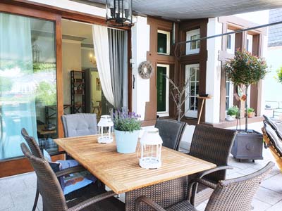 Grosser Balkon mit Esstisch