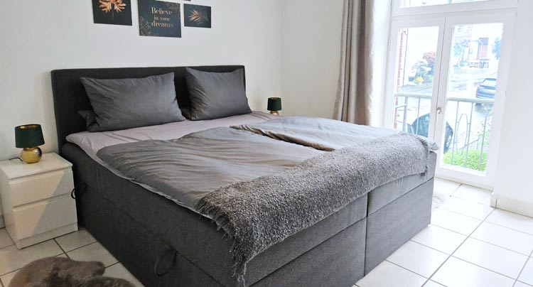 Schlafzimmer mit Boxspringbett