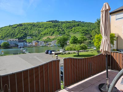 Balkon mit Blick aufs Wasser