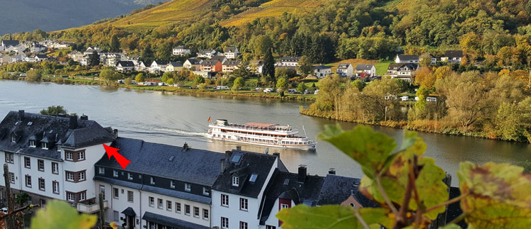 Schne Mosellage mit Blick auf die Mosel