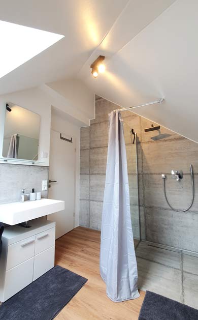 Bad mit Dusche und Badewanne