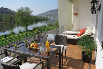 LOGE 1 in Zell mit Balkon und Moselblick 5 Sterne Ferienwohnung LOGE 1 Zell Mosel
