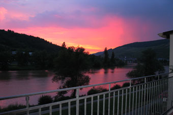 Von hier genießen Sie den romantischer Sonnenuntergang im Moseltal Ferienwohnung LOGE 1 Zell Mosel