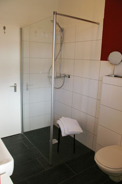 Bodengleiche Dusche mit Glasabtrennung Bad mit bodengleicher Dusche
