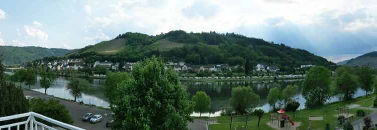 Panoramablick auf die Mosel